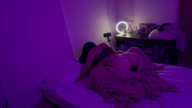 zoemelissa: Roomies Yang Tidak Boleh Berehat Akhirnya Menggosok Di Bawah Selimut...