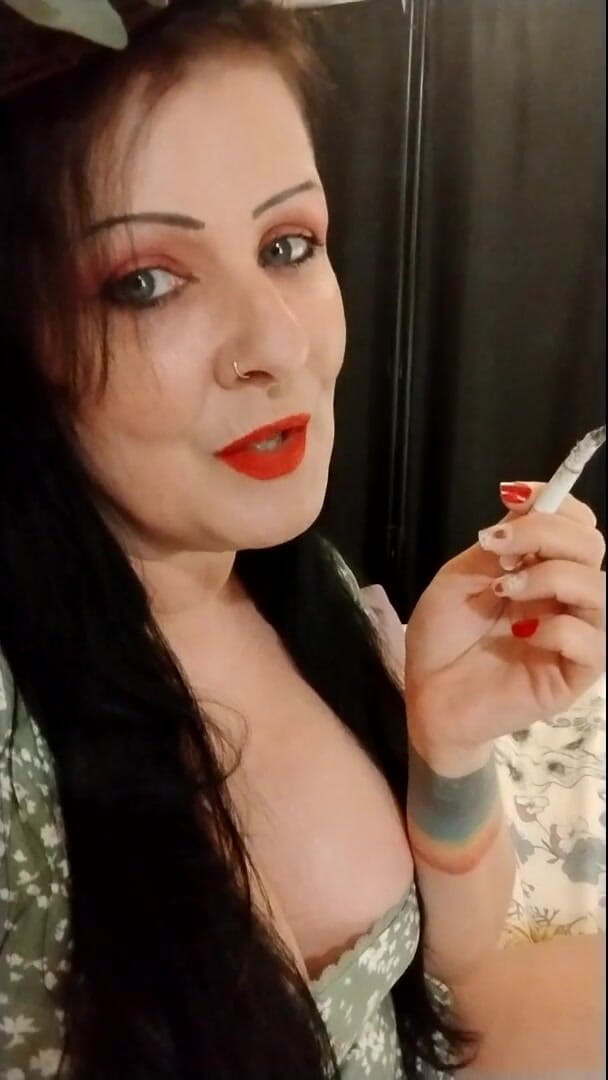 Abby Anna: Roztomilá kouření MILF červená rtěnka