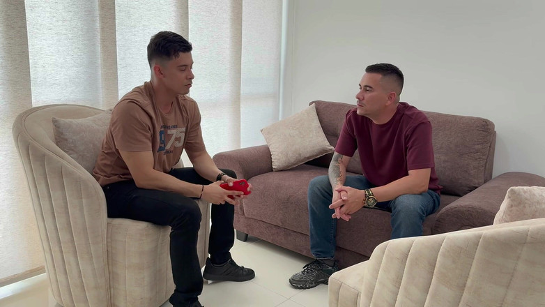 linahenaossx: 大きなお尻と胸を持つラティーナが彼氏とその友人たちとセックスする