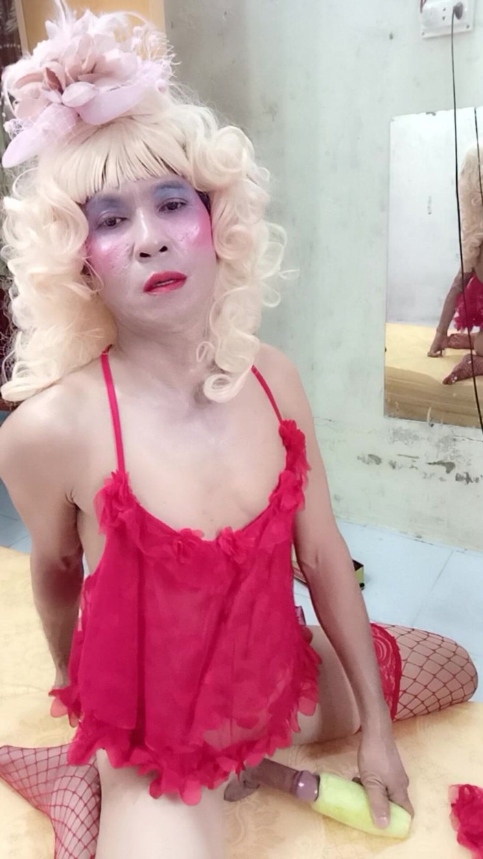 nguyen dang thien tri: Oanh Le Transgender Wearing Suggestive Clothes to Play with Cans...
