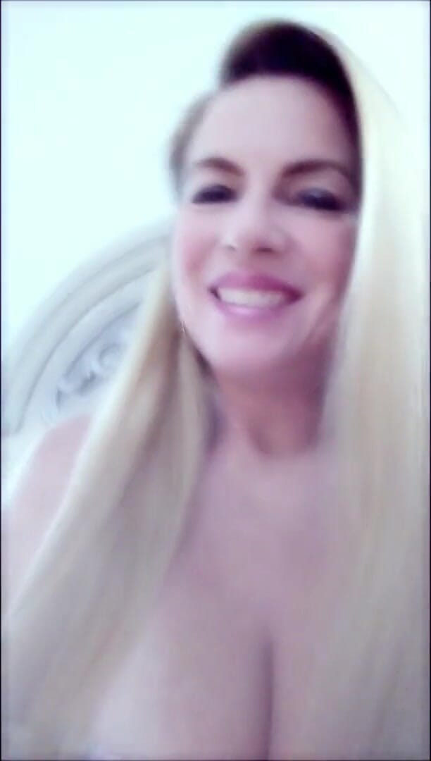 Nikki Nevada: Sexy milf Nikki en lencería florida primer plano teléfono celular...