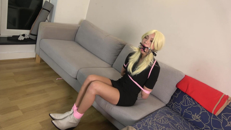 Latina Fetish: Coborârea neajutorată a lui Lilly - Legare strâmtă și călușuri umilitoare! Partea 1 (fullhd)