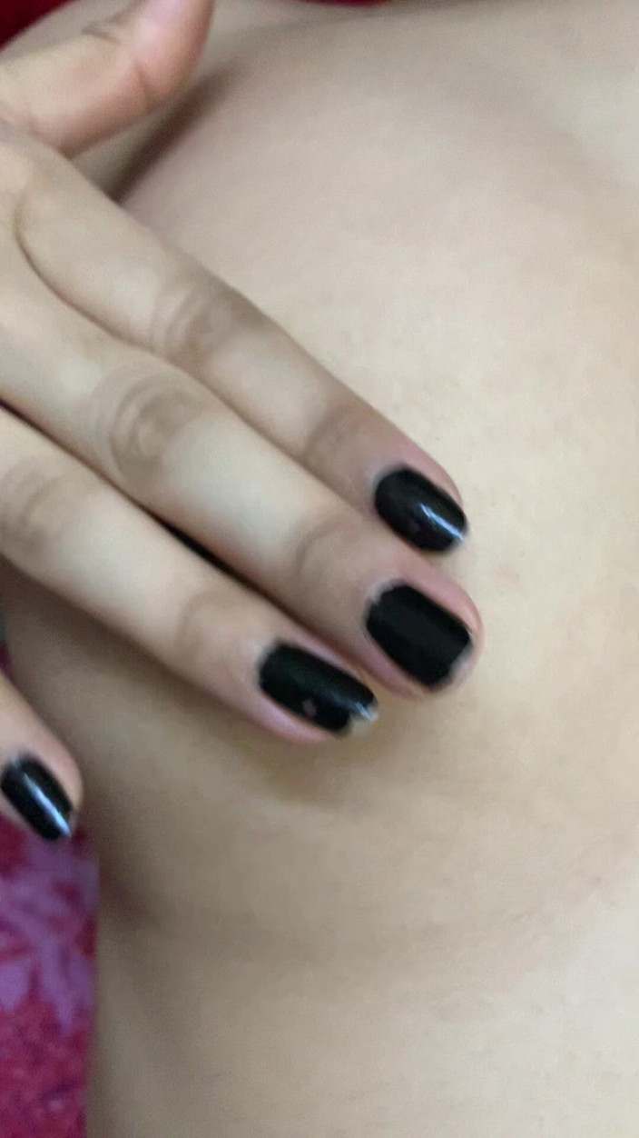 Komal sexy studio: 그녀는 침대에서 편안해졌고 카메라가 모든 것을 볼 수 있게 해줘