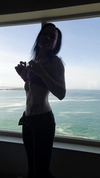 Vista del mar, striptease y chorros