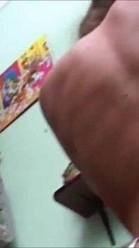Seks pejabat eksklusif dengan blonde yang cantik semasa dia menghisapnya