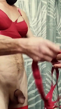 Seksi çılgın kırmızı kıyafetli travesti giyiyor