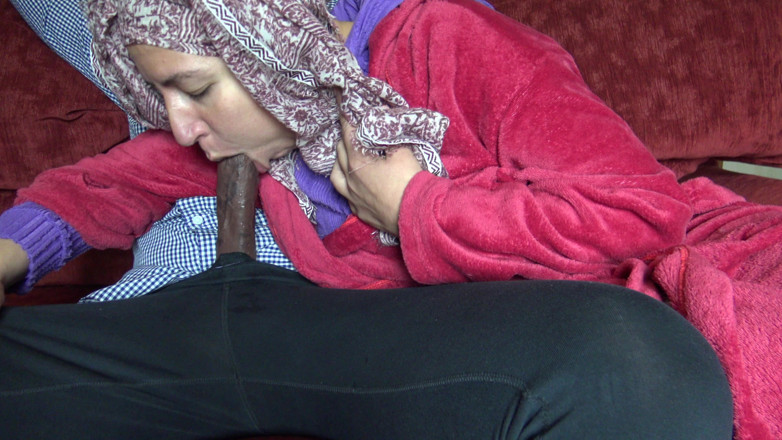 Souzan Halabi: 在伦敦的土耳其移民让黑人塞恩斯伯里的同事射在嘴里