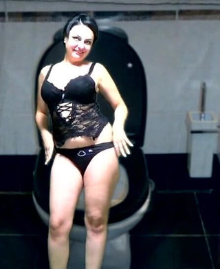 Sexy Milf: 케이트는 그녀의 몸의 일부에 의해 부분적으로 춤을 추는 동안 화장실에 자신을 플러시