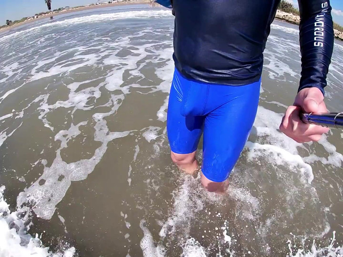 Cool Body: 해변의 남자와 여자는 젖은 스판덱스에서 내 자지를 보고 발정난다