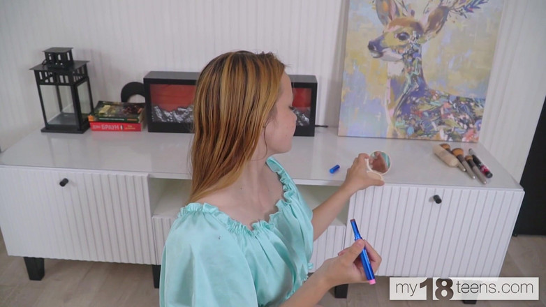 My 18 Teens: My18teens - Drobná dívka Emma Ginger škádlí její růžovou kundičku