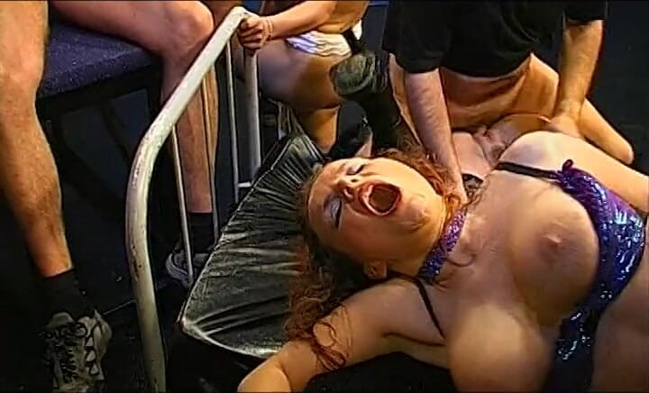 GANGBANG and BIG BOOBS: Ruda dziwka Rams 30 cm Dildo w cipce