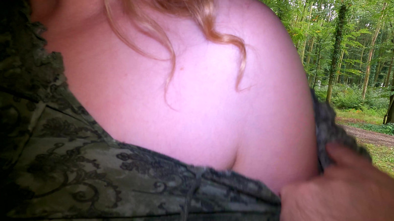 Bouncy Tits Action: Schiaffeggia le tette brevi ma difficili durante l'escursionismo