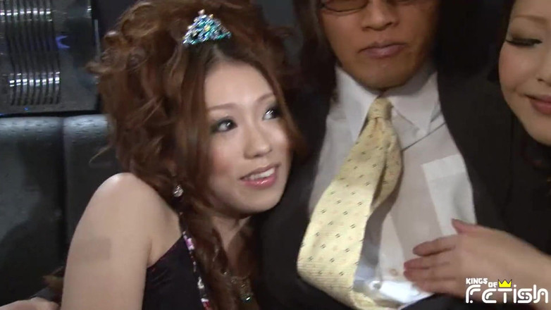 Pure Japanese adult video ( JAV): Cuatro chicas japonesas juegan sucias con un chico y se...
