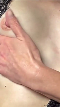 继姐用手指揉着她，我想把舌头伸进她湿润的阴道里