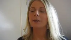 Amatérská blonďatá kráska pózuje nahá na castingu