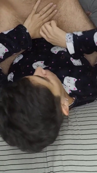 Honění a stříkání do pusy před spaním