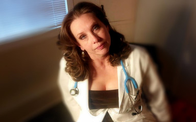 Sex Over 50: Tam sahne! Seksi olgun orta yaşlı seksi kadın doktor genç...