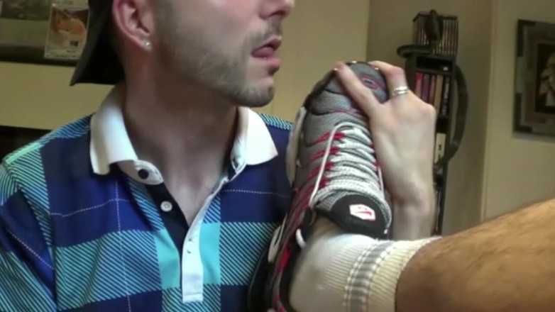 Sneaker Sex Kinky: Chupando pau com tênis de seu amigo