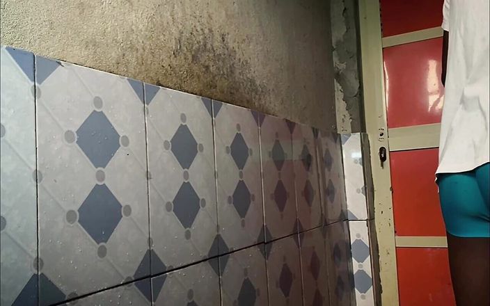 Demi sexual teaser: 공공 장소에서 샤워하고 따먹히는 기숙사 소년