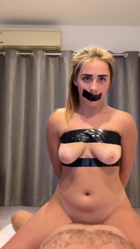 Pornellia постукала і трахалася