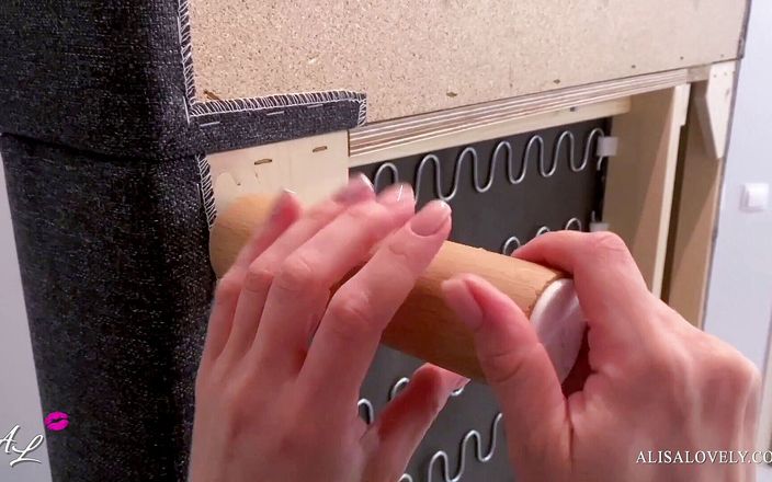 Alisa Lovely: Un couple excité baise sur un nouveau canapé juste après...