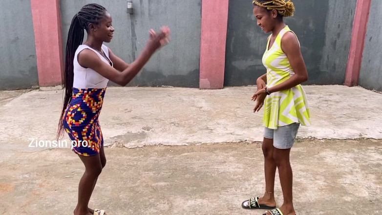 Zion: 非洲女同性恋情人在户外玩本地游戏