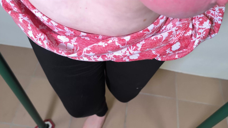 Bouncy Tits Action: Sesi Tetek yang menyakitkan untuk Krismas