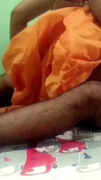 India tradicional casada, color naranja, sari, romance en cama