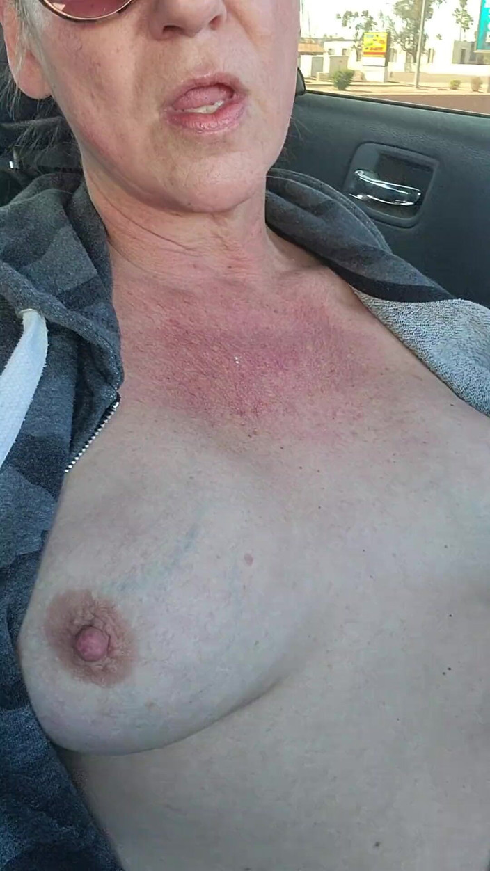 EliteLadyS: Cette MILF américaine coquine a besoin de se masturber à nouveau...