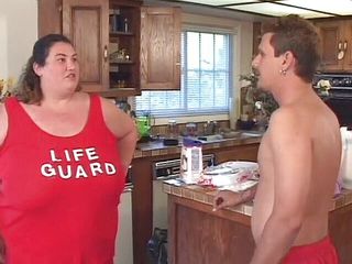 Big Beautiful Babes: Толстый пляжный патруль, том 1 - толстушка-спасатель играет с едой и членом на кухне