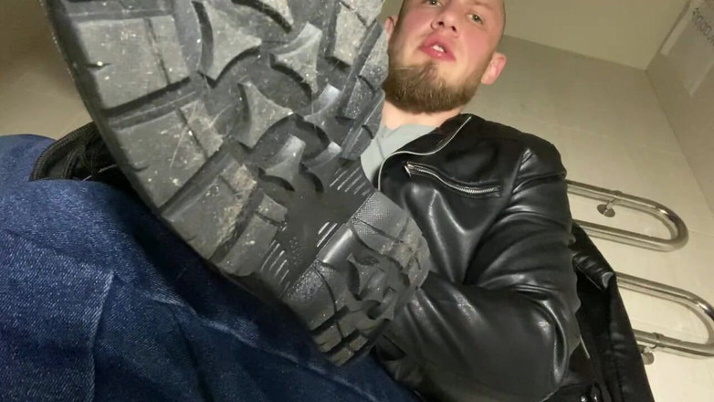 Hunky time: Șeful îmbrăcat în piele fumează