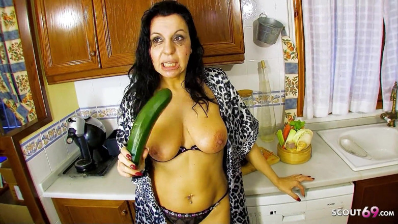 Full porn collection: Sonia Rox, femme mature, fiste son fils dans la cuisine...