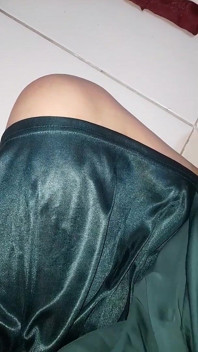 Crossdresser memakai pakaian chiffon dengan lapisan sutera