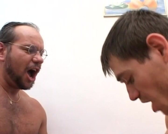 BB Video - Old School: ドイツのアマチュアでティーンサイズの大きな胸を持つ女性がアナルスリーサムFMMを披露