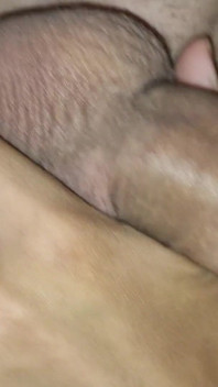 Sikilebilir kadın kılıklı twink babasına döl boşaltması için bir sikiş deliği verdi!