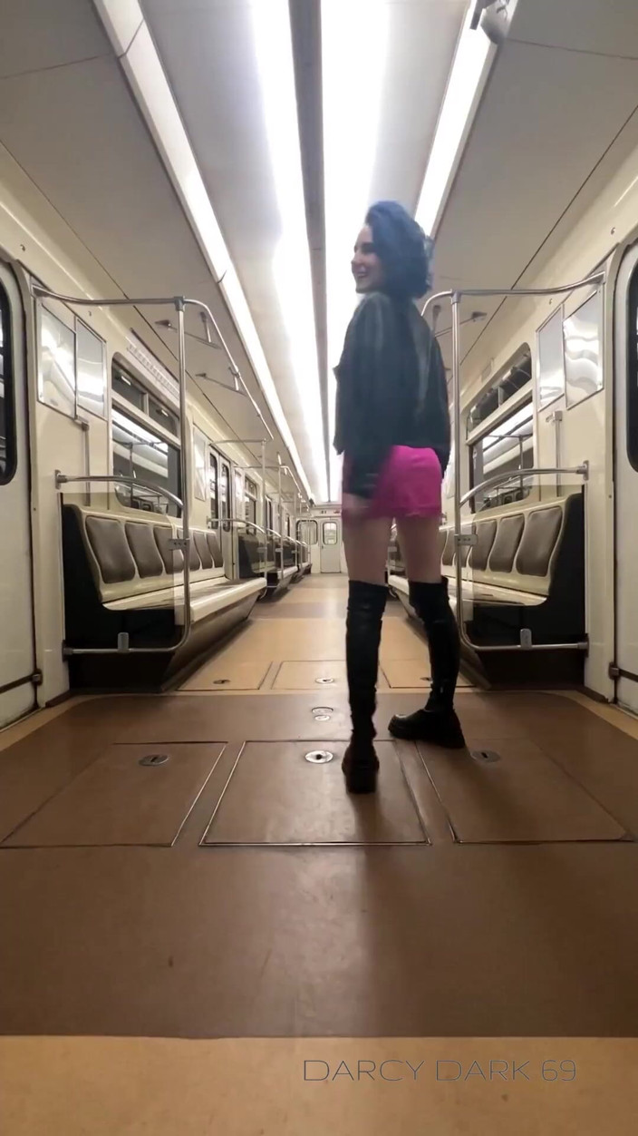 Darcy Dark: Sexo en un vagón del metro