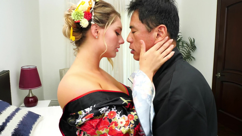 Japornxxx: PAWG MILF prende un creampie epico