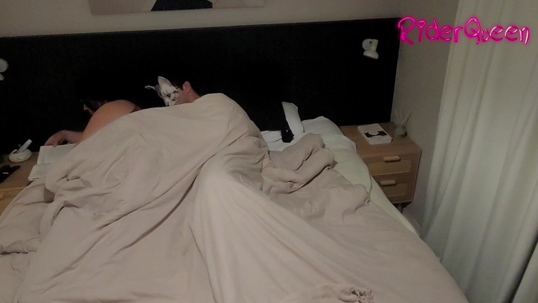 Riderqueen: Stiefmoeder deelt bed stiefzoon - video voor fans milf bbw