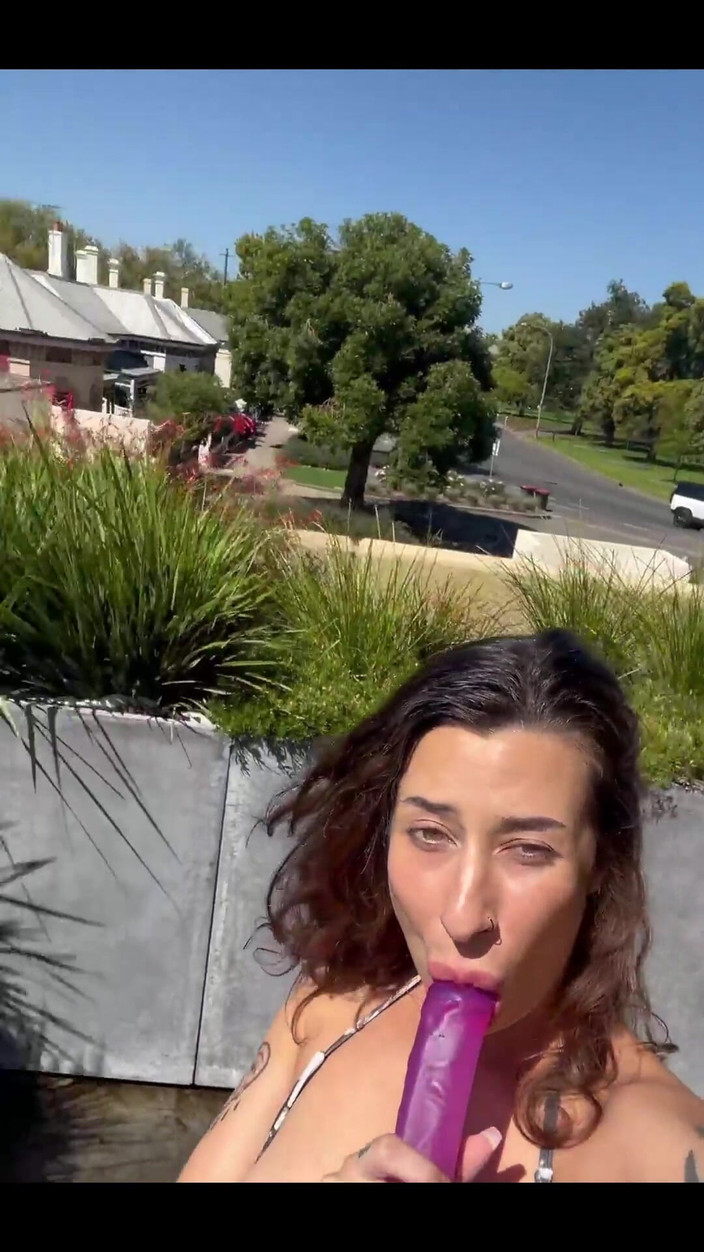 Kiki Isobel: बालकनी पर गुलाबी डिल्डो हस्तमैथुन