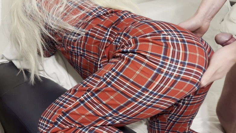 LittleLorely: Taquinage en pyjama rouge - sa demi-sœur se fait fesser et...