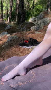 Pantyhose berkilat minyak putih di hutan gunung