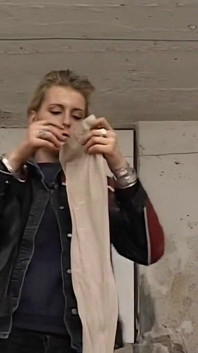 Sarışın bebeğin vahşi çamaşır odasında elle muamele ve orgazm