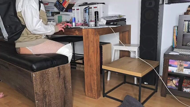 Daddy Femboy: जूते में पसीने से तर पैर