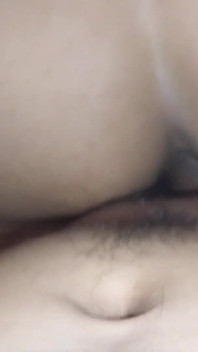 我的妻子被非常粗暴的后入式性交！我分享了它，她自己喜欢插我朋友的鸡巴