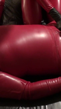 노예와 함께 라텍스 자위하는 고양이 수트를 입은 Latex Danielle