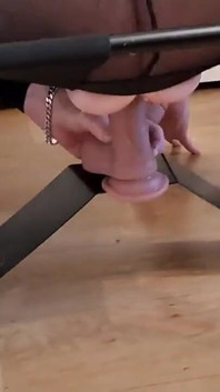 Um bom vibrador tiro em bodystockings pretos