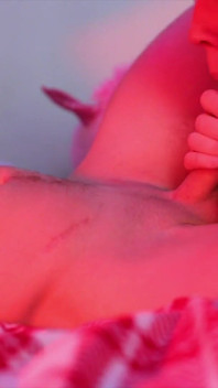 Sikini emerken bir video kaydetmek istiyorum