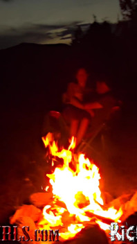Śliczna ruda robi pierwszy tyłek-to-mouth i lesbijskie doświadczenie w campingu przesłuchanie wideo