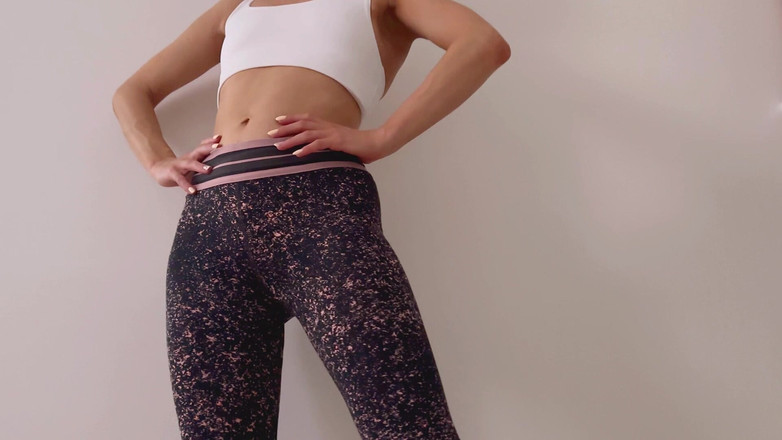 Quinn Pie: 穿着瑜伽裤的健身房女孩抚摸阴户并抚摸阴户直到高潮