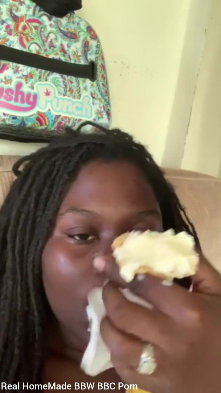 Super sexy ebony cuties: Fã pede para lamber um sorvete com polvilho